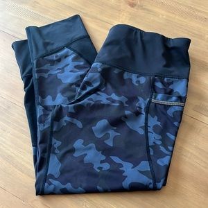 Active Life XL blue Camo capri leggings with side pockets and back zip pocket